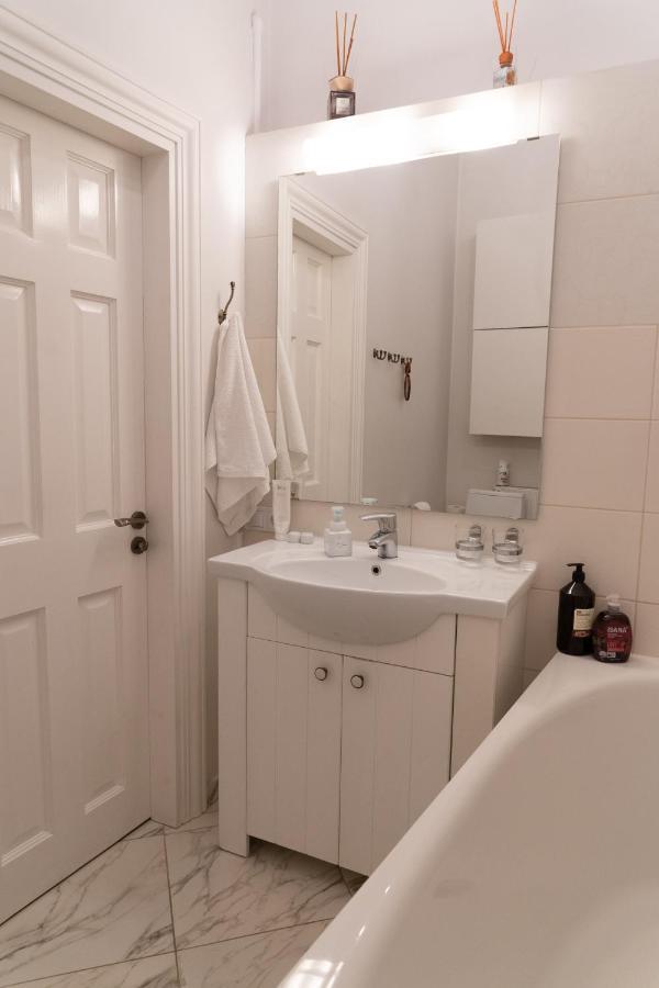 Elegant Apartment In Historical Centre & Free Locked Parking Rīga Exterior foto